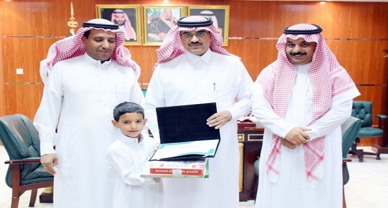 بالصور.. طالب يصلي الضحى في مدرسته ومدير تعليم الجوف يكرمه