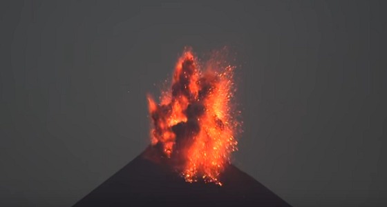 بالفيديو.. ظهور أضواء البرق خلال انفجار أشهر البراكين النشطة