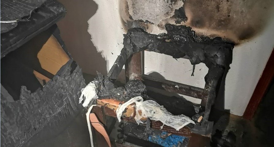 بالصور..اندلاع حريق بغرفة داخل منزل في نجران