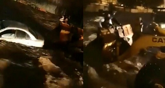 بالفيديو.. ” مدني عسير ” ينقذ متحجزا في سيول العلاية باستخدام الشيول