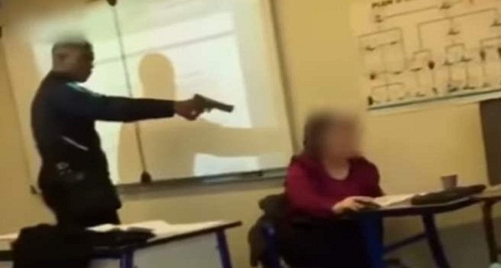 بالفيديو.. طالب يهدد معلمته بمسدس