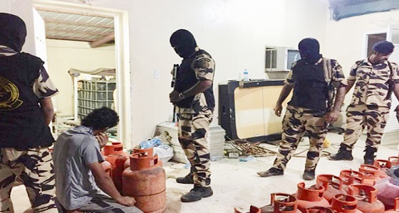 بالصور.. ضبط معمل متكامل لتصنيع الخمور والقبض على 7 أشخاص