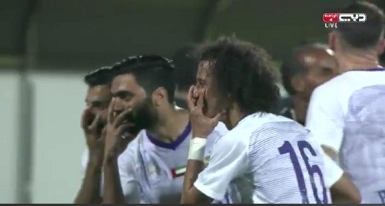 لاعبا العين الإماراتي يحتفلا بالهدف على طريقة ” عموري “