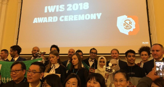 السعودية ” سارة ” تحصل على الميدالية البلاتينة وجائزة افضل اختراع في معرض وارسو في بولندا لعام 2018 *