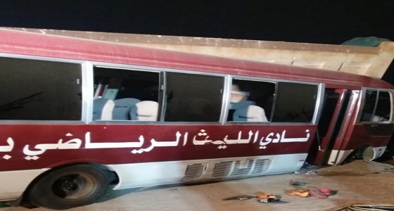 7 إصابات في حادث انقلاب حافلة نادي الليث بمكة