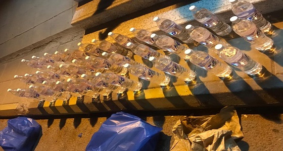 بالصور.. ضبط 3 مواطنين ويمني بحوزتهم 100 قارورة عرق مسكر في مكة
