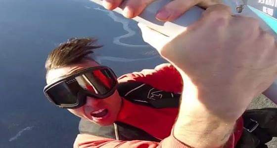 بالفيديو.. مغني راب يسقط من أعلى طائرة خلال تصويره فيديو كليب