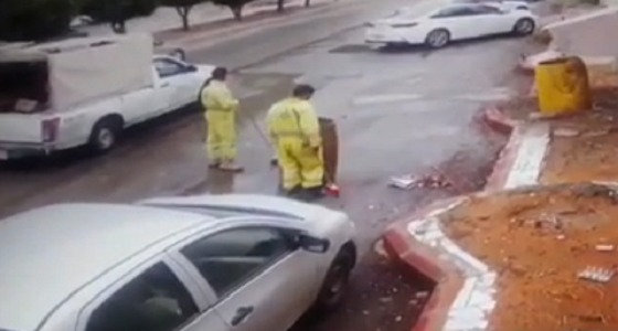 أمانة الرياض تغرم مقاول مسؤول عن عمالة نظافة بعد فيديو وثق احتيالهم على بلاغ