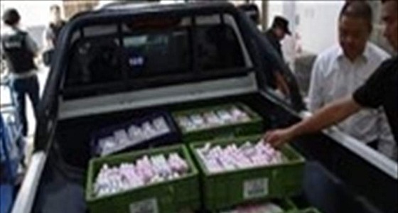 رجل يقرر دفع ثمن سيارة بالعملات المعدنية فقط