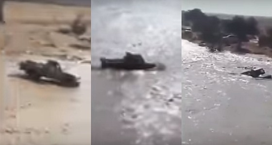 بالفيديو.. إنجراف سيارة شاب متهور في المياه بعد اقتحامه للسيول