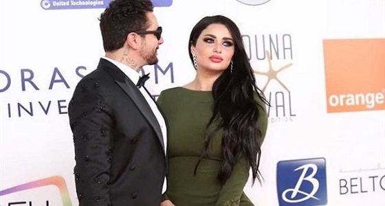 أول رد من زوجة الفيشاوي على منتقديها بشأن انحنائها لربط الحذاء أمام الكاميرات