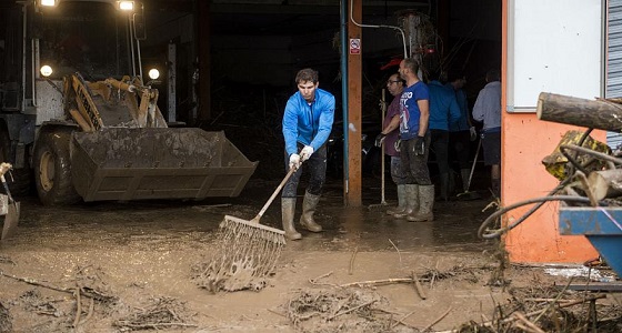 بالفيديو.. اللاعب العالمي &#8221; رافاييل نادال &#8221; يساعد في تنظيف الشوارع