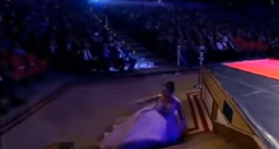 بالفيديو.. سقوط ” كندة حنّا ” ارضاً بفستان منفوش