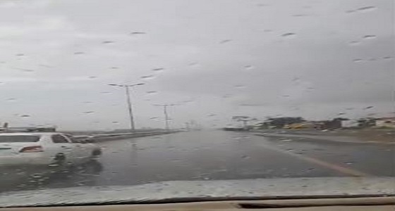 بالفيديو.. أمطار غزيرة على جازان والدفاع المدني يحذر