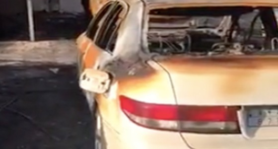 بالفيديو.. مجهول يُشعل النيران بعددٍ من المركبات في جدة