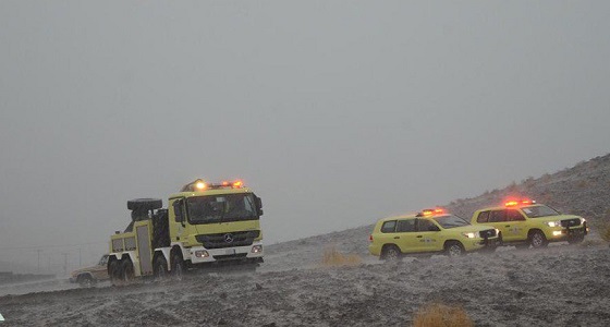 بالصور.. مدني تبوك ينقذ 34 شخصاً احتجزتهم السيول