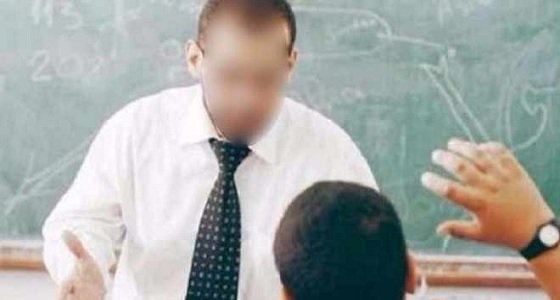 طالب يصفع معلمه على وجهه أمام زملائه