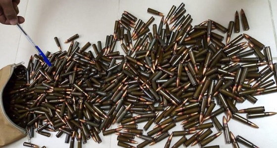 ضبط شخص بحوزته 606 طلقات رشاش حية بالليث