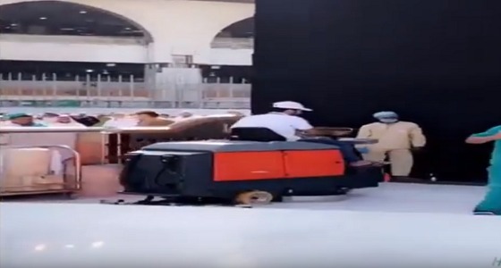 بالفيديو.. مواطنون شباب ينظفون باحات المسجد الحرام
