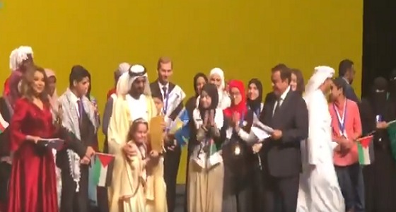 بالفيديو.. نائب رئيس الإمارات يمسح دموع طفلة فازت بتحدي القراءة العربي