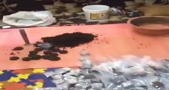 بالفيديو.. ضبط منزل شعبي تديره عمالة وافدة لصناعة التنباك بتبوك