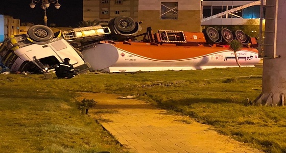 انقلاب ناقلة وقود يتسبب في حريق 15 سيارة ومصرع قائدها بتبوك