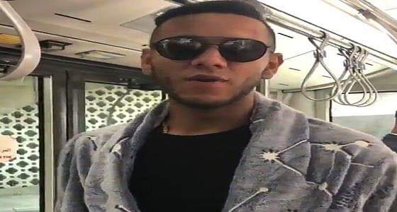 بالفيديو.. &#8221; دي سوزا &#8221; يبين سبب ارتدائه روب الحمام في مطار دبي