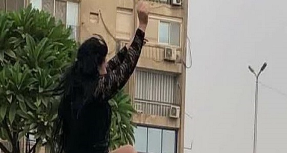 بالصور.. إلقاء القبض على فتاة عربية ترقص أعلى سيارة بالشارع العام