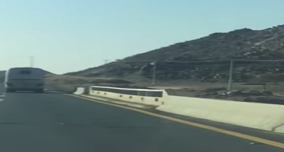 بالفيديو.. سائقان يعرضان حياة الطالبات للخطر في جامعة ظهران الجنوب