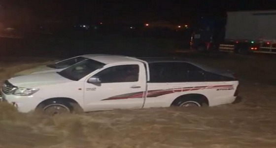 بالفيديو.. جرف عدد من المركبات بسبب السيول على طريق &#8221; المخواة- المجاردة &#8220;