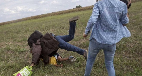 بعد ركلها لاجئ سوري.. محكمة بهنغاريا تقضي ببرائة المصورة