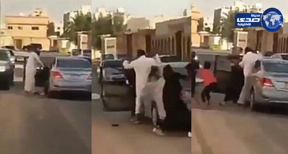 فيديو لشخص يعتدي على فتاة وأطفال في شارع عام بالرياض