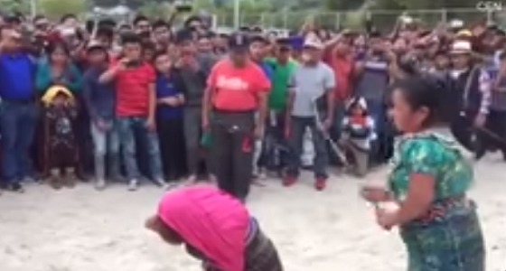 بالفيديو.. أم تعاقب ابنتها بجلدها على ظهرها في ملعب كرة قدم