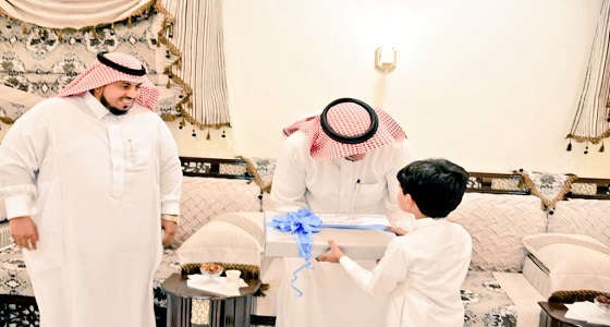 بالصور.. مدير تعليم جازان يزور طالبًا تعرض لهجوم من الكلاب الضالة