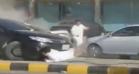 بالفيديو.. مفحط يدهس متجمهرين بعد أن فقد السيطرة على السيارة بالرياض