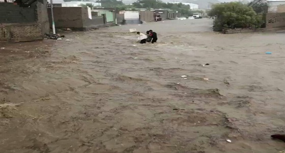 بالفيديو والصور.. انقطاع الكهرباء بقريع بني مالك إثر هطول أمطار غزيرة