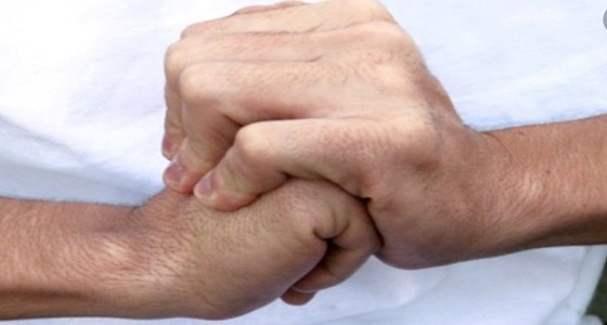 هل طقطقة الأصابع تسبب روماتيزم في المفاصل؟ ” النمر ” يوضح