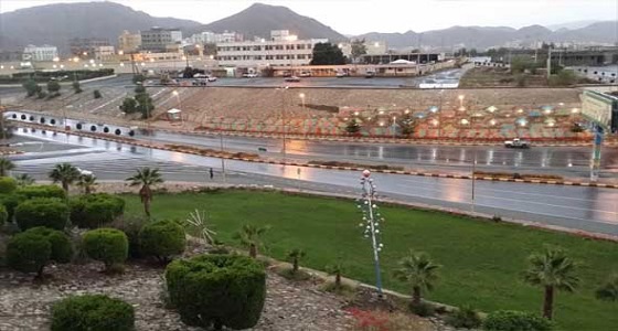 أمطار على مركز الحمرة بظهران الجنوب