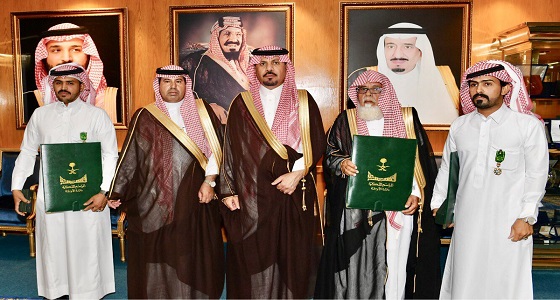 وزير الحرس الوطني يقلّد ذوي شهداء الواجب وسام الملك عبد العزيز من الدرجة الثالثة