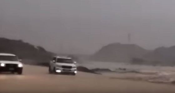 بالفيديو.. تفاصيل تعرض مركبة لصاعقة رعدية في مكة المكرمة