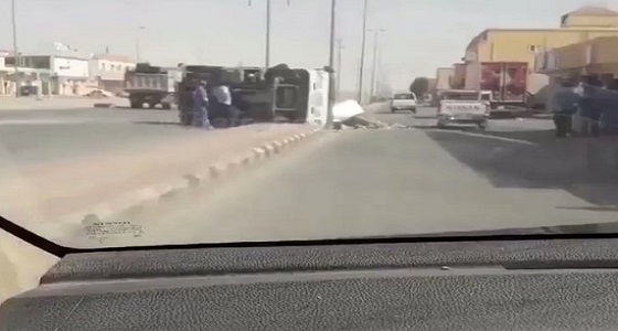 بالفيديو.. حادث تصادم بين مركبتين تابعة لأمانة حفر الباطن