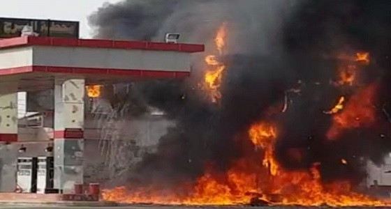 بالصور.. إخماد حريق في مضخة بنزين وسيارة مجاورة لها بمكة