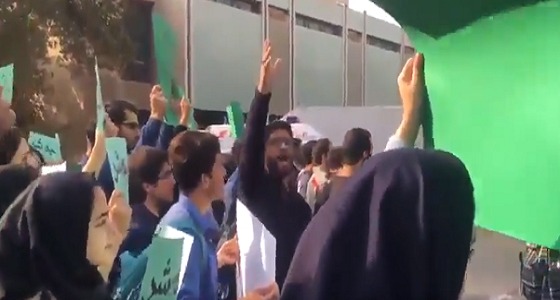 بالفيديو.. احتجاجات طلاب جامعة طهران ضد زيارة روحاني للحرم الجامعي