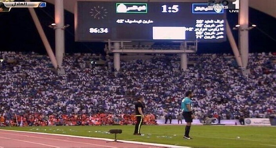 بالفيديو.. &#8221; آل الشيخ &#8221; يقدم هدية لجماهير الهلال بملعب جامعة الملك سعود