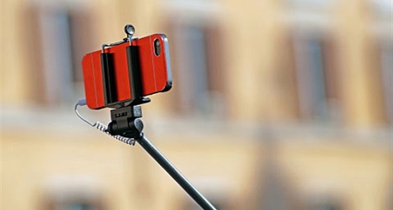 دولة تفرض عقوبات بالسجن والغرامة على بائعي ” عصا السيلفي “