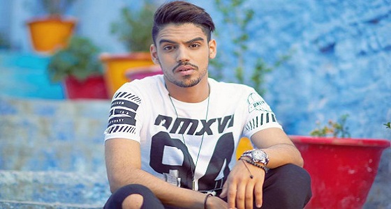 بالفيديو .. ” هوس المعجبات ” فتاة تقطع يدها بسبب فنان مغربي