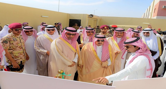 أمير الرياض يسلم مواطنين فللهم السكنية في “إسكان العيينة” ويدشن المرحلة الثانية لتطوير 1237 أرضاً سكنية