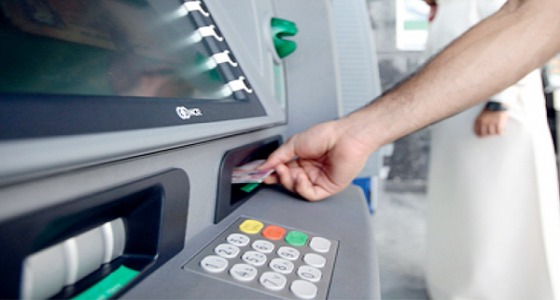 ضبط وافدين يسحبان أموال بـ 141 بطاقة بنكية في مكة