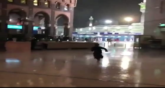 بالفيديو.. هطول أمطار غزيرة على الحرم المكي