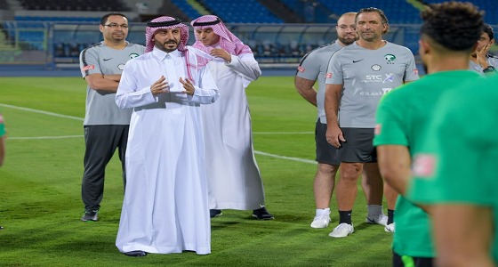 رئيس الاتحاد السعودي لكرة القدم يلتقي الجهازين الإداري والفني ولاعبي المنتخب السعودي الأول